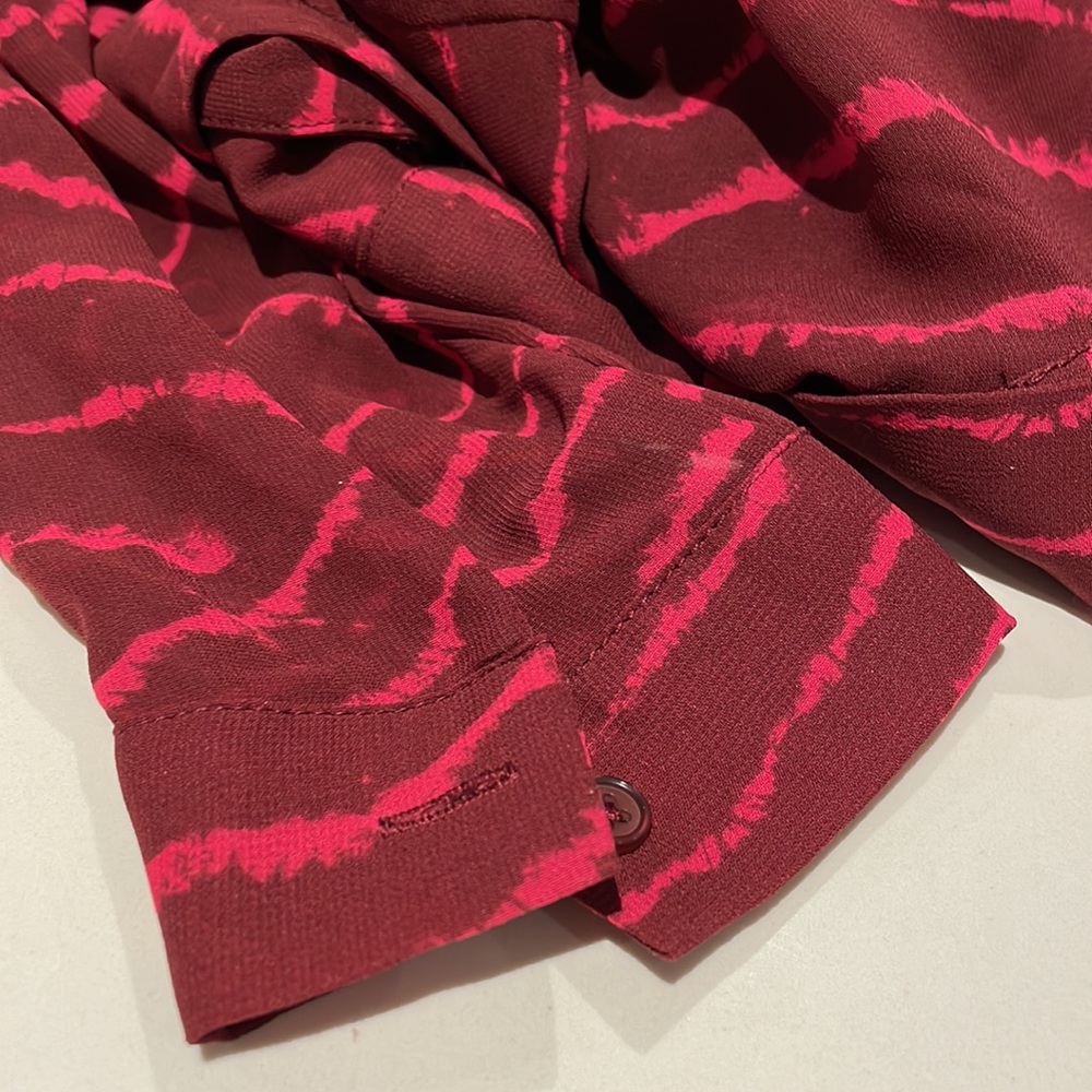 (2/$10) Medium Twik exclusive simons crop blouse - Picture 9 of 9